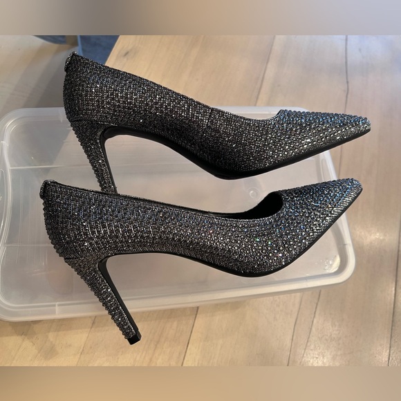 Michael Kors Dorothy Silver Crystal Embellished Pointed-Toe Pumps size 9 NWT - Picture 4 of 14